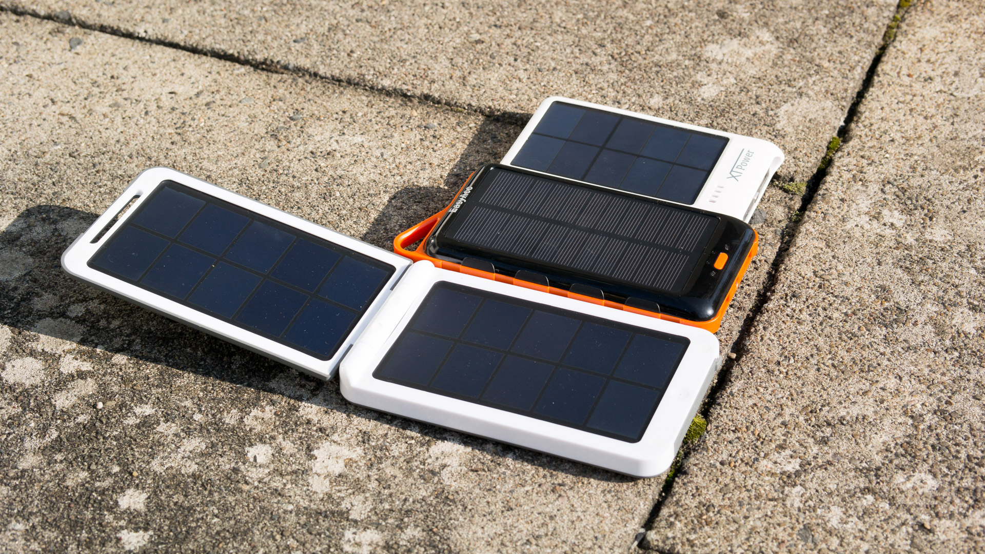 Die beste Solar Powerbank auf dem Markt! Xtorm AM120 - Lava
