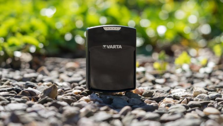 Das Varta 2 in 1 Powerpack & Charger im Test, sein Smartphone mit AA Batterien Laden?!