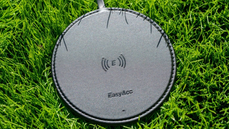 Der EasyAcc Wireless Charger 10W aus handgearbeiteten PU-Leder Test