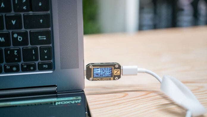 Huawei MateBook 16 via USB C Laden, Info und Analyse - Techtest