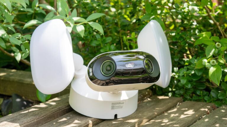 Die nächste Generation der Reolink AI Überwachungskameras, die Reolink Elite Floodlight WiFi im Test