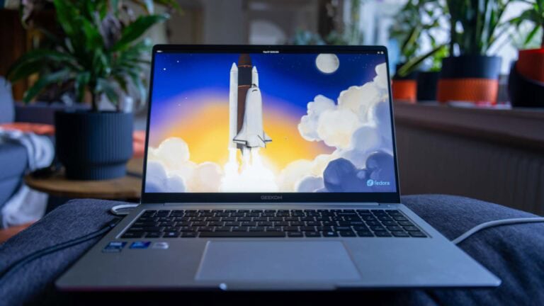 GEEKOM Geekbook M16 mit Linux: Fedora & Arch top, Ubuntu 26.04 mit Problemen