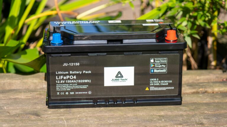 JUBE-Tech JU-12150 LiFePO₄ 12,8 V 150 Ah im Test – 107 % Kapazität und Bluetooth-BMS mit PIN-Schutz