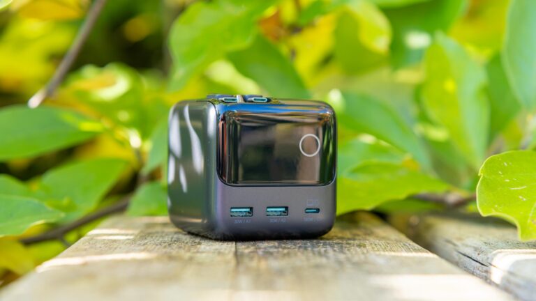 JOYROOM JR-TRD01 im Test: 140-W-Ladegerät mit Display und zwei ausziehbaren USB-C-Kabeln